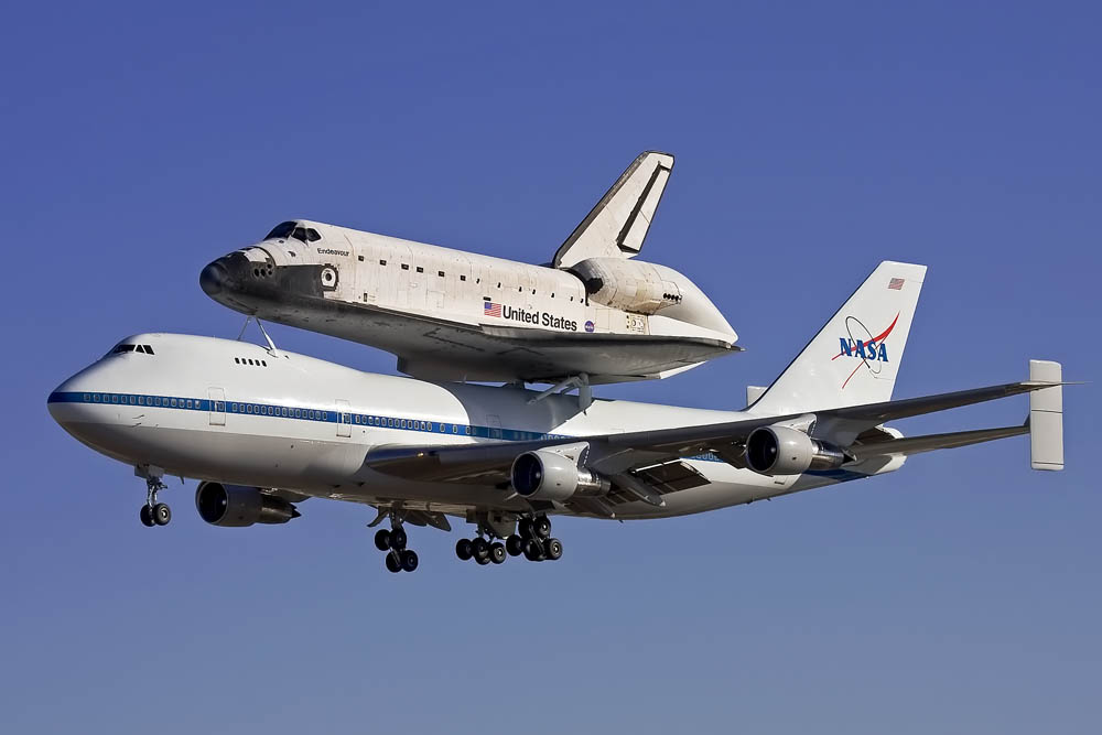 Space Shuttle stops in Fort