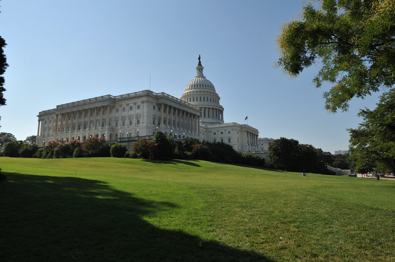 Washington: The US Capitol Building, north west side with green lawn,...