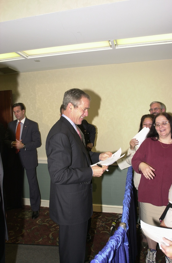 Washington: President Bush signs autographs and poses with FEMA employees...