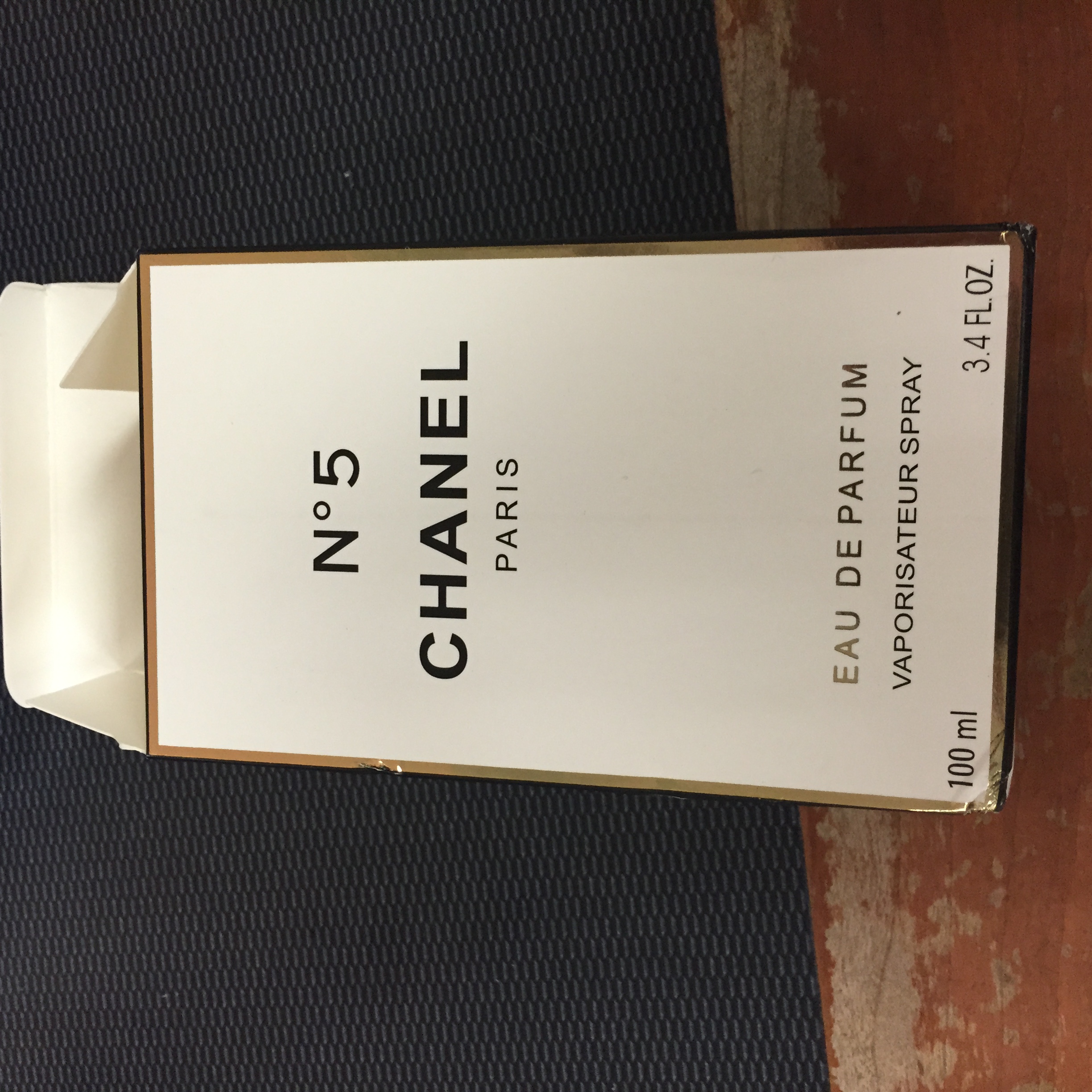 Chanel No.5 EDP authentication (color, light, smell, scent