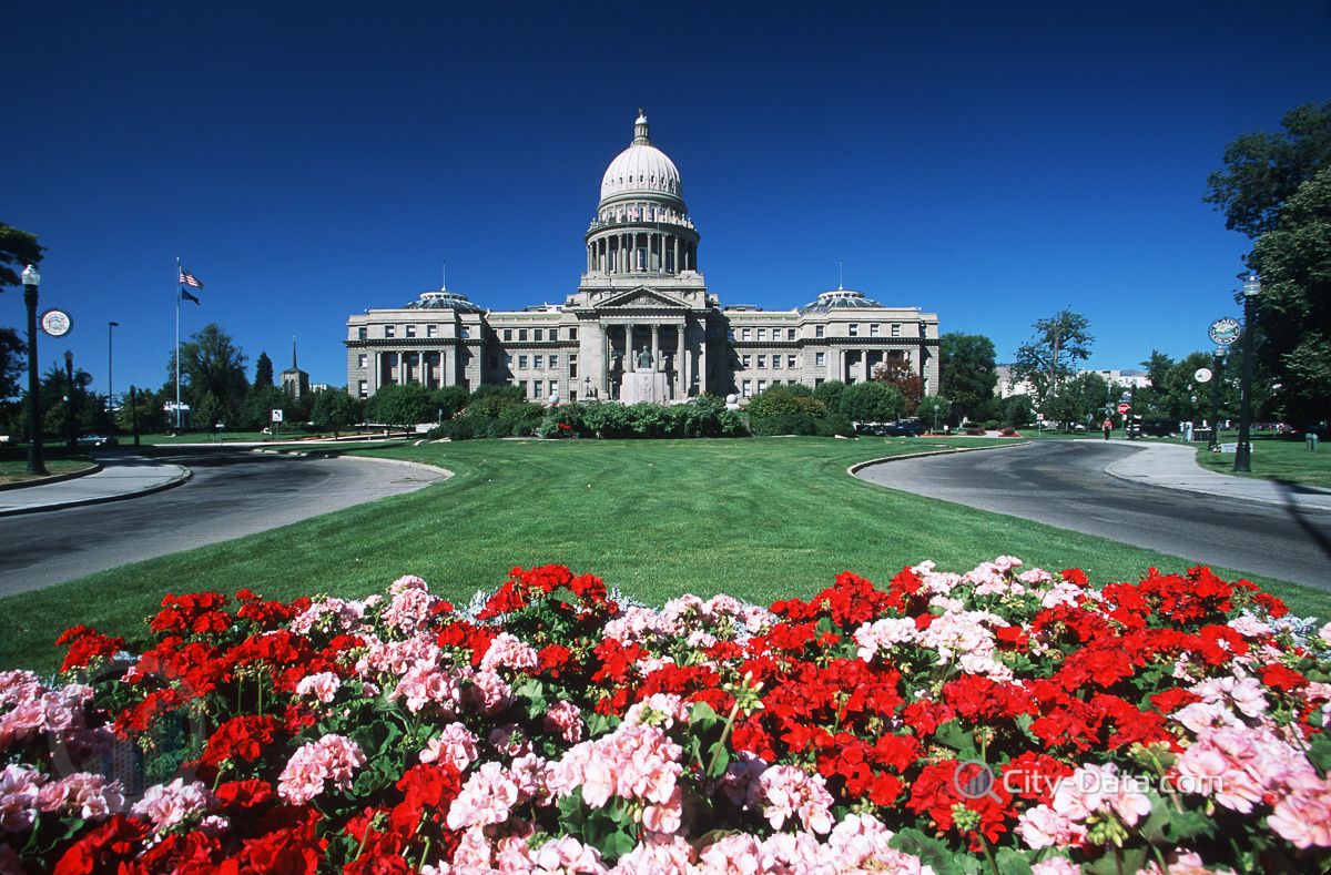 State capitol in boise with flowers